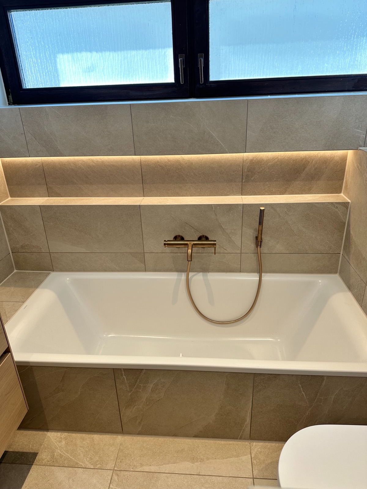Lichtnische an der Wanne