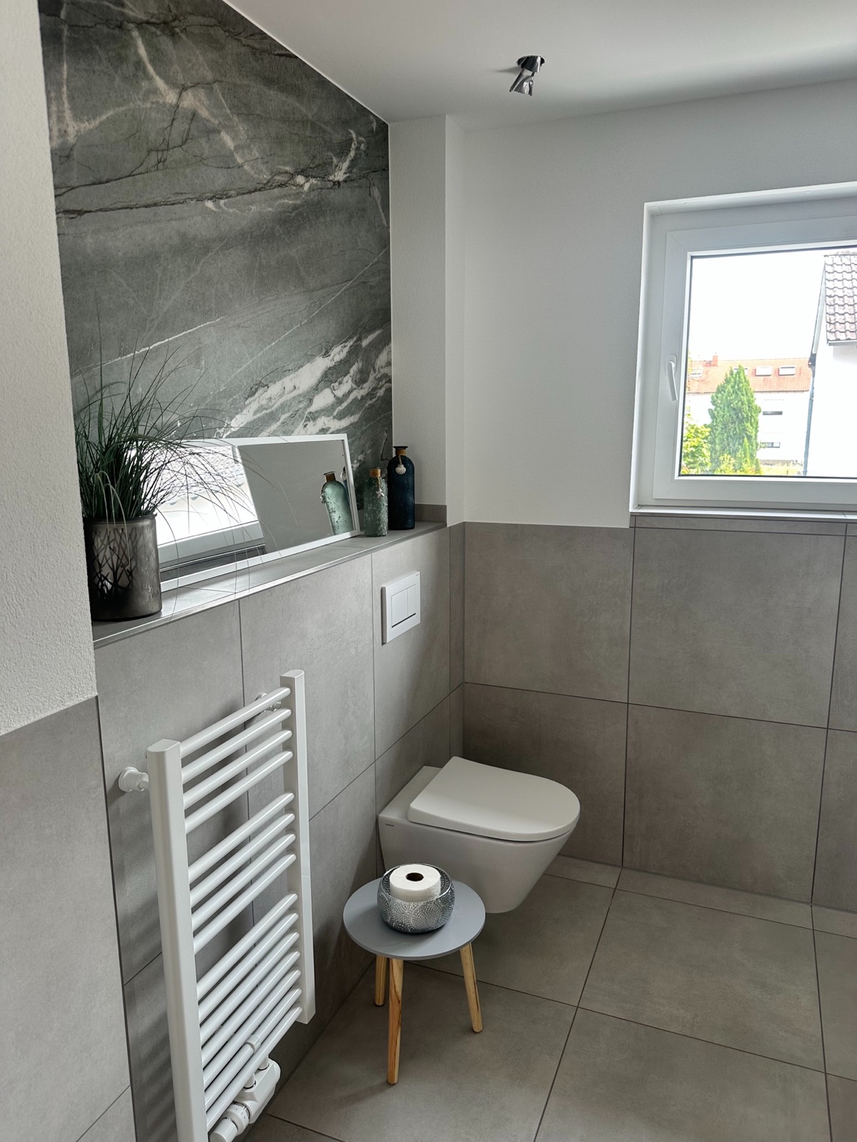Gäste-WC in Grautönen